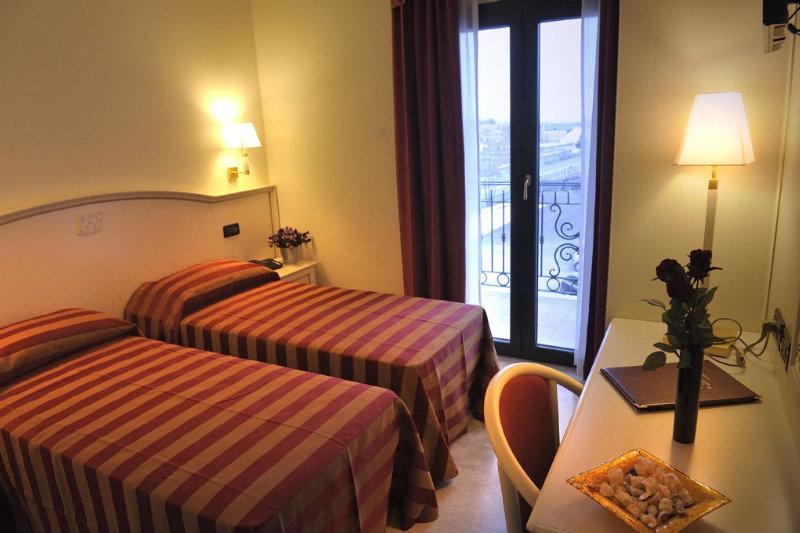 Fashion Hotel Valmontone Eksteriør billede